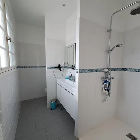 Villa Blanche Spacieuse Pour 8
