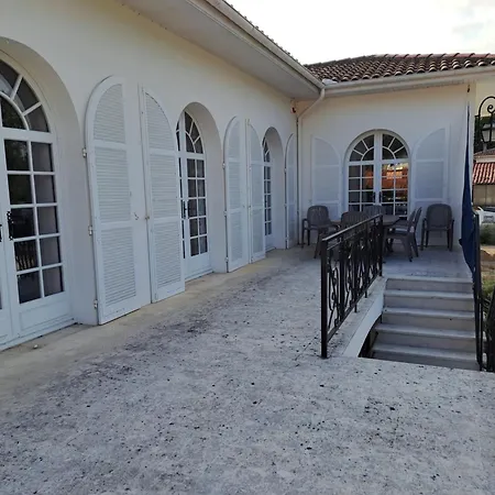 Villa Blanche Spacieuse Pour 8 *